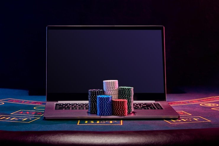 Antarmuka aplikasi mobile rajapools menampilkan halaman utama dengan permainan slot dan taruhan olahraga