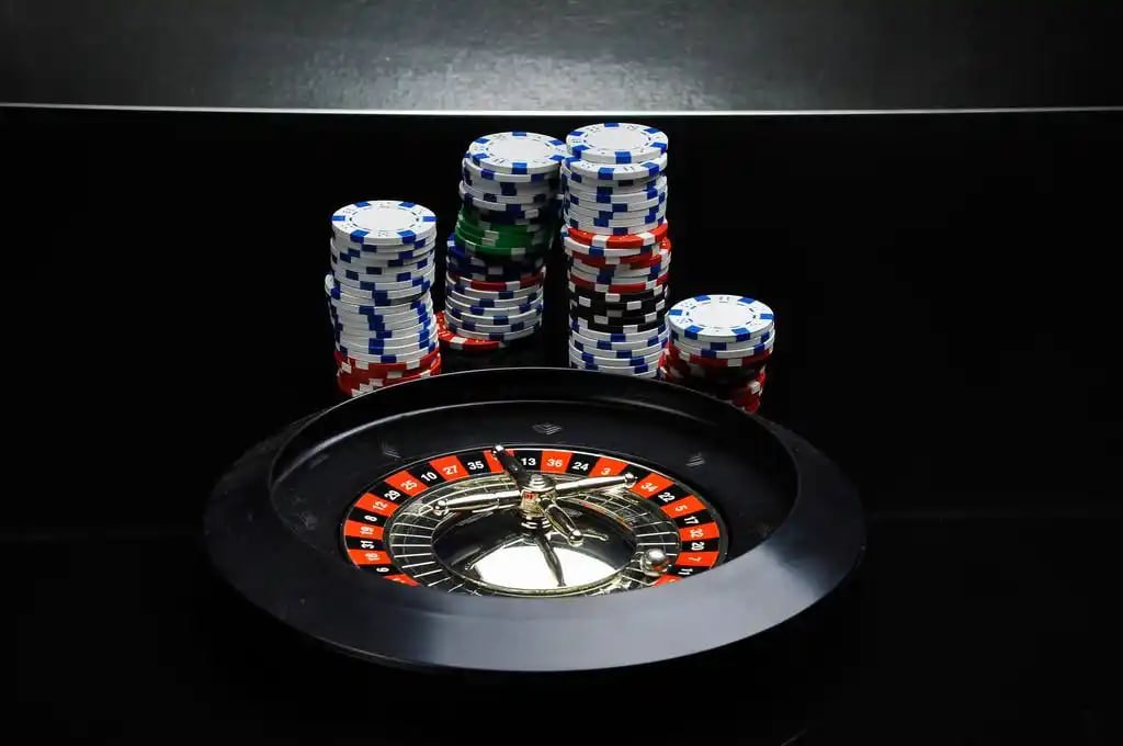 Layar permainan slot Aviator di aplikasi mobile rajapools dengan tombol taruhan dan riwayat pembayaran